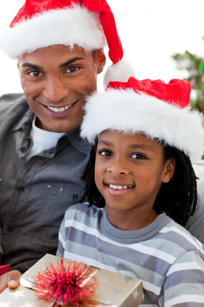 Retrato de un padre y un hijo afroamericanos celebrando una Navidad Fotos De Stock
