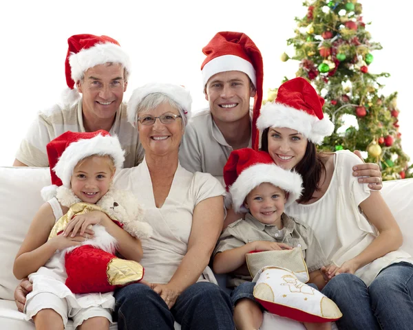 Děti sedí s jejich rodina drží vánoční boty Stock Fotografie