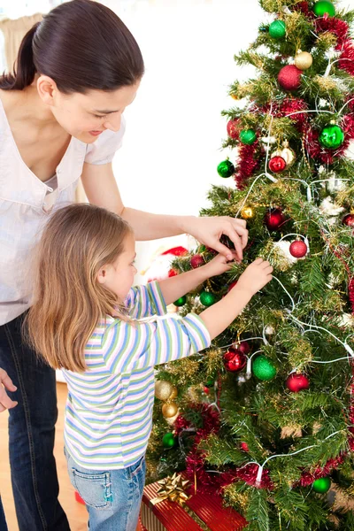 Anne ve kızı Noel zamanı evdeler. Telifsiz Stok Imajlar