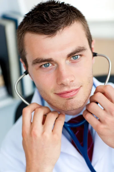 Heldere mannelijke arts houden een stethoscoop Stockfoto