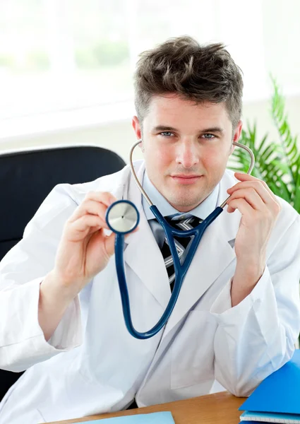 Lachende arts met een stethoscoop geïsoleerd Stockfoto