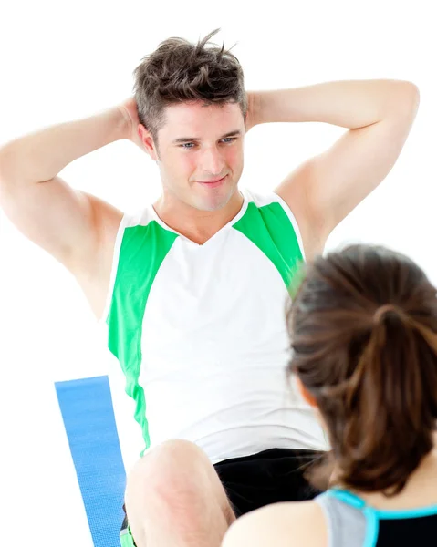 Hombre guapo haciendo ejercicios de fitness con una mujer — Foto de Stock