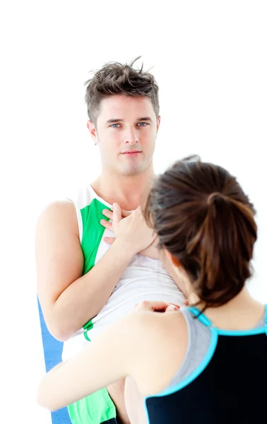 Pria berotot melakukan latihan kebugaran dengan seorang wanita — Stok Foto