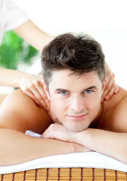 Sourire caucasien l'homme ayant un dos massage — Photo