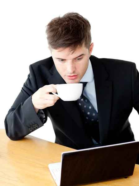 Stressed young businesswoman drinking coffee and using his lapto — Stock Photo, Image
