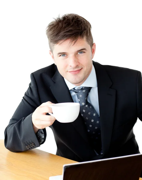 Charmig ung affärsman innehar en kopp som ler mot kameran — Stockfoto