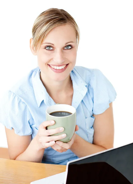 Glühende Geschäftsfrau trinkt Kaffee und lächelt in die Kamera — Stockfoto