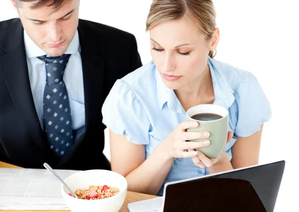 Concentrated couple of businesspeople reading the newspaper drin — Stock Photo, Image