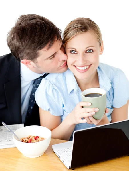 Привлекательный бизнесмен целует свою девушку во время бриа — стоковое фото
