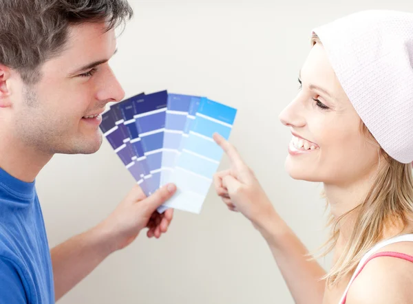 Charming couple choosing color for a room — Stock Photo, Image