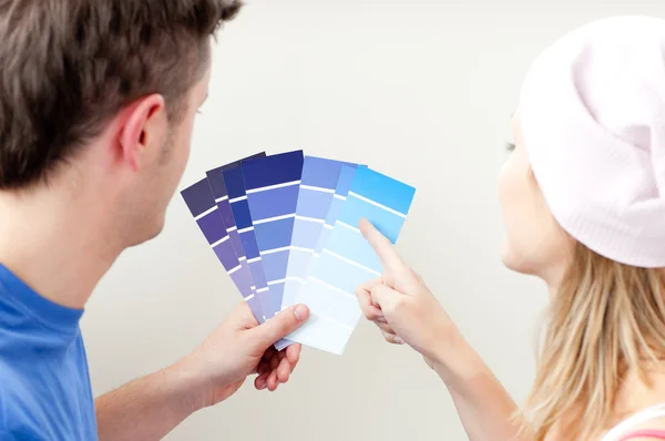 Concentré jeune couple choisissant la couleur pour une chambre — Photo