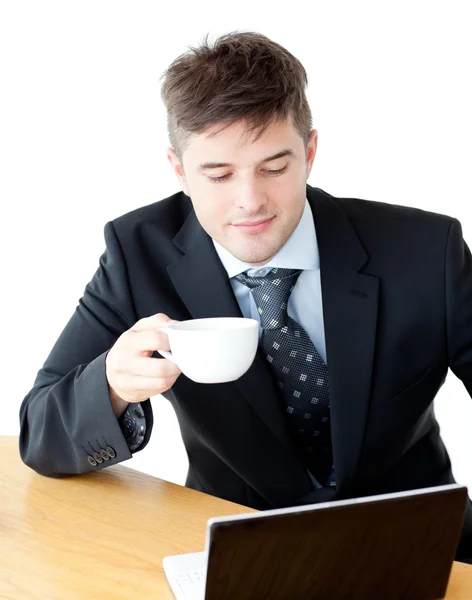 Charismatic chalesman beber café usando seu laptop — Fotografia de Stock