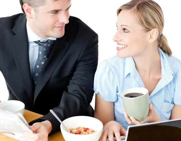 多情的年轻夫妇吃早餐使用其笔记本电脑 — 图库照片