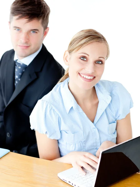 Casal atraente de empresários usando seu laptop no ta — Fotografia de Stock