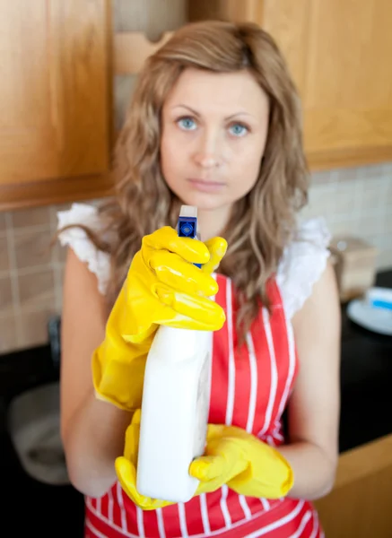 Mulher loira bonita segurando agente de limpeza na câmera — Fotografia de Stock