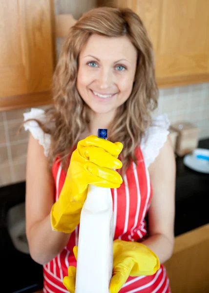 Mulher loura alegre segurando agente de limpeza na câmera — Fotografia de Stock