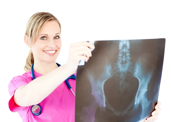 Jeune chirurgien radieux tenant une radiographie — Photo