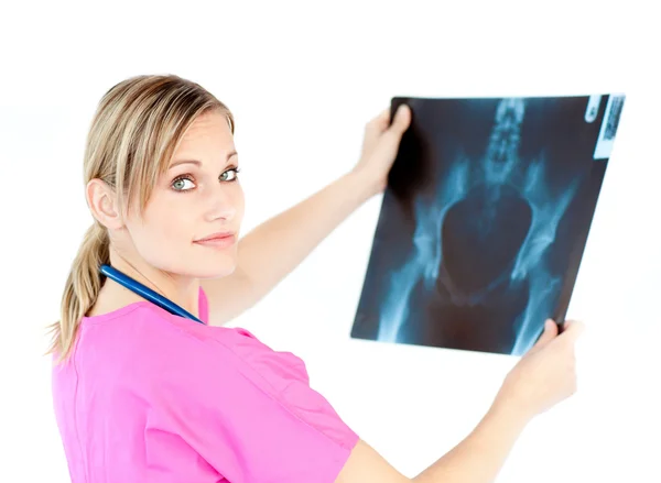 Serious young surgeon holding a x-ray — Stockfoto