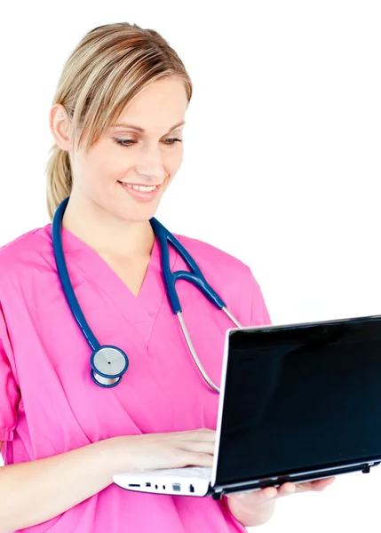 Occupato chirurgo femminile utilizzando il suo computer portatile in piedi — Foto Stock