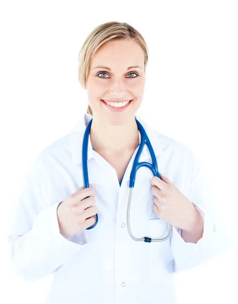 Vriendelijke vrouwelijke arts houden een stethoscoop glimlachen op de kwam — Stockfoto