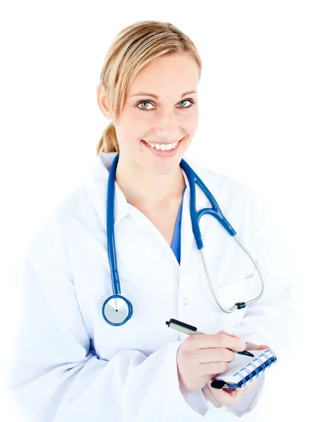 Figyelembe notes on a Jegyzettömb női orvos mosolyogva — Stock Fotó