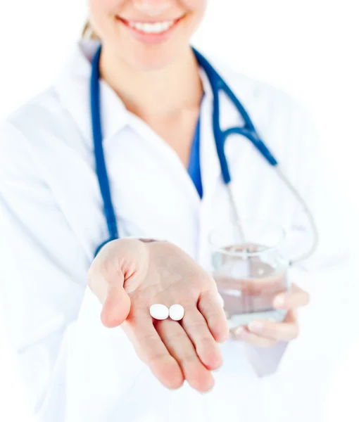 Крупный план кавказского врача с таблетками и водой — стоковое фото