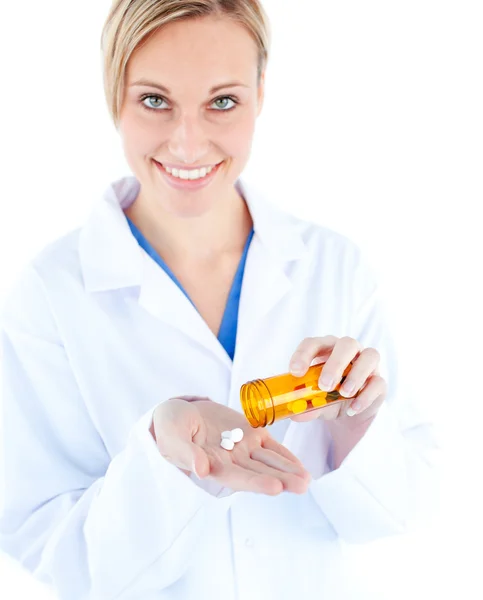 Charmante jonge dokter pillen houden — Stockfoto
