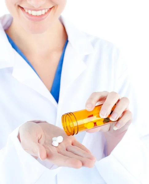 Primer plano joven doctora sosteniendo píldoras —  Fotos de Stock