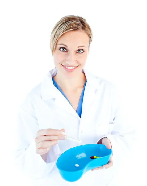 Харизматичная женщина-врач держит капсулу — стоковое фото
