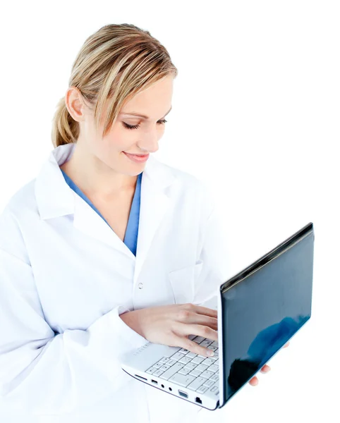 Médico femenino seguro de sí mismo sosteniendo una computadora portátil — Foto de Stock