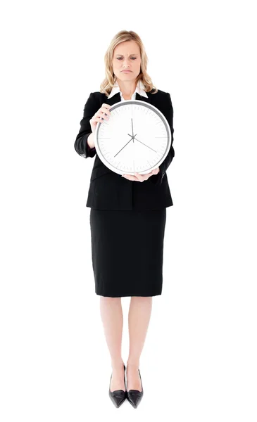 Frustrada empresária segurando um relógio contra backgroun branco — Fotografia de Stock
