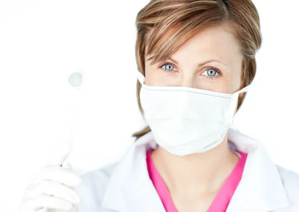Γυναίκα χειρουργός οδοντίατρος, φορώντας μια μάσκα — Φωτογραφία Αρχείου