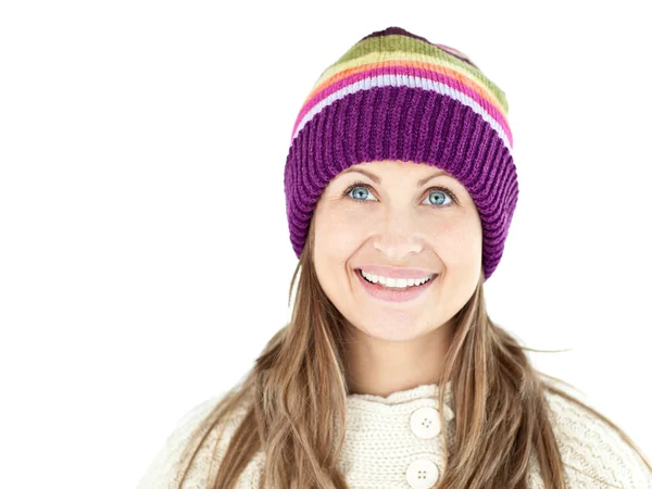 Mujer sonriente con gorra y jersey —  Fotos de Stock