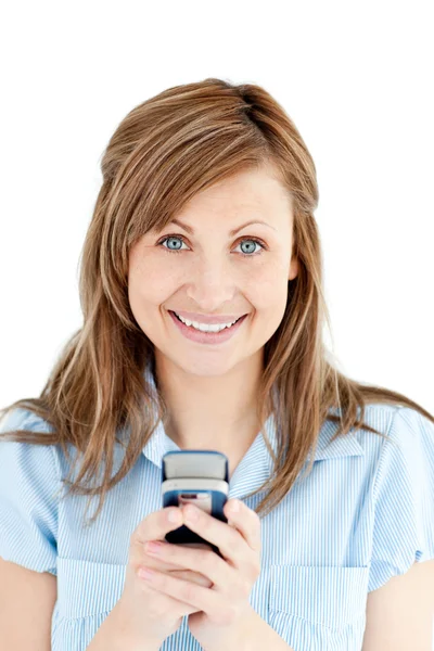 Позитивная деловая женщина пишет смс улыбаясь в камеру — стоковое фото