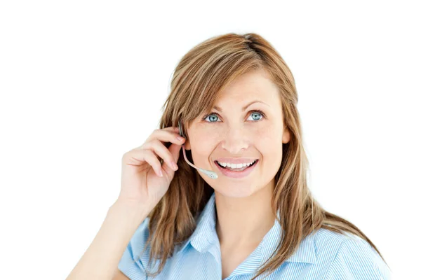 Aufgeweckte Geschäftsfrau spricht über Kopfhörer — Stockfoto