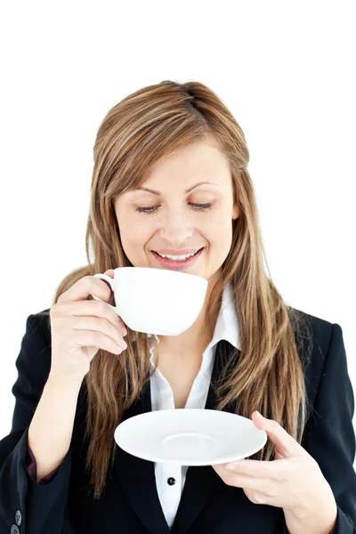 Merry affärskvinna dricka en kopp kaffe — Stockfoto