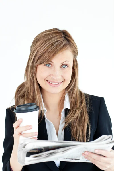 Elegante donna d'affari che legge giornali con caffè in mano — Foto Stock