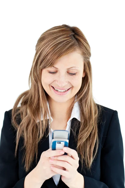 Mulher de negócios loira brilhante escrevendo uma mensagem em seu celular — Fotografia de Stock