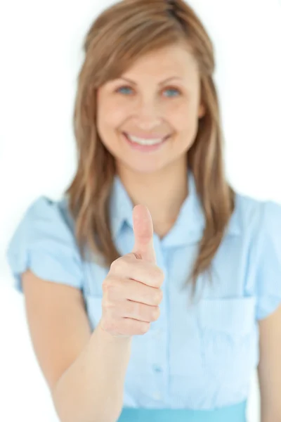 Promienna kobieta uśmiechając się do kamery z kciuka w górę — Zdjęcie stockowe