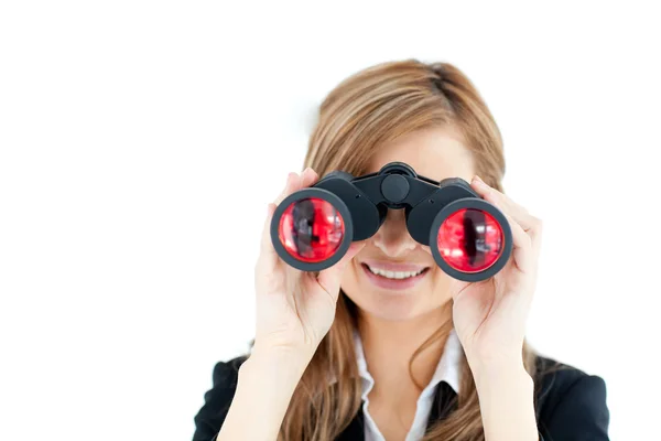 Empresária caucasiana positiva olhando através de binóculos — Fotografia de Stock