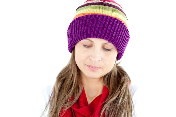 Przygnębiona młoda kobieta sobie czapkę i szalik — Zdjęcie stockowe