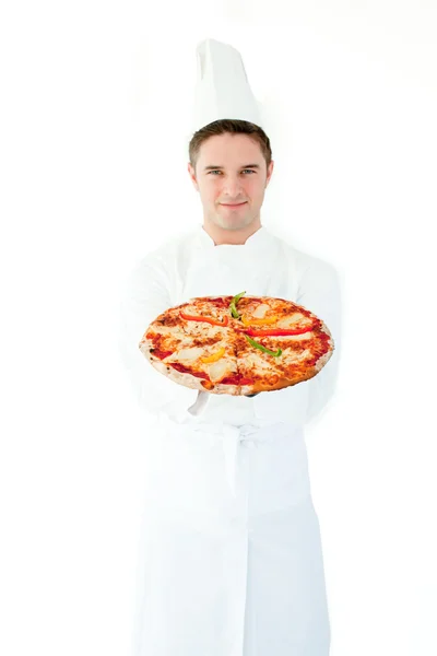 Fiatal férfi szakács a szaga a pizza, csukott szemmel — Stock Fotó