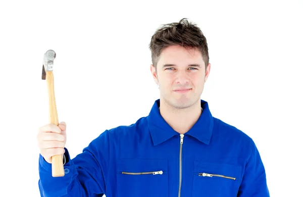 Lächelnder Mechaniker, der einen Hammer in die Kamera hält — Stockfoto