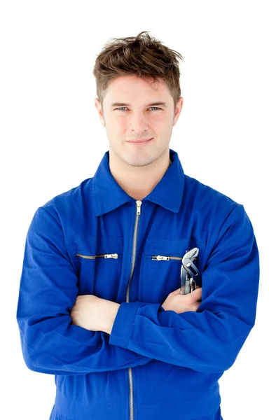 Charismatischer Mechaniker hält Werkzeug lächelnd in die Kamera — Stockfoto
