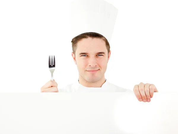 Glad ung man innehar en gaffel och ett plakat — Stockfoto
