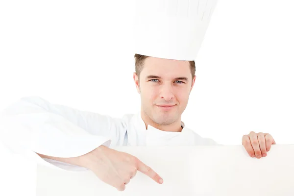 Cocinero caucásico seguro de sí mismo sosteniendo un cartel que muestra en él —  Fotos de Stock