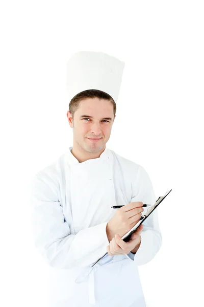 Radosny młody kucharz mężczyzna pisania w schowku — Zdjęcie stockowe