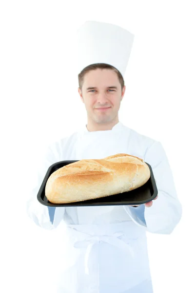 Lachende mannelijke cook houden een brood in de camera — Stockfoto