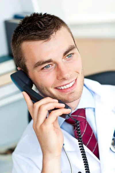 Щасливий чоловік лікар розмовляє по телефону — стокове фото