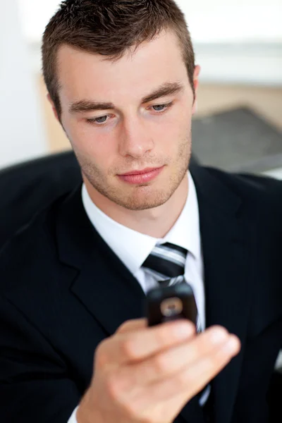 Koncentrat młody biznesmen wysyłanie tekstu — Zdjęcie stockowe